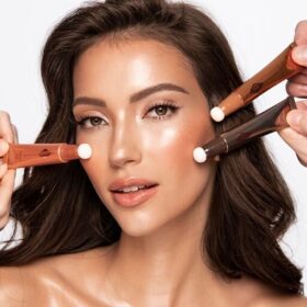 BEAUTY LIGHT WAND & HOLLYWOOD CONTOUR KIT – NIEZBĘDNY ZESTAW DO POLICZKÓW